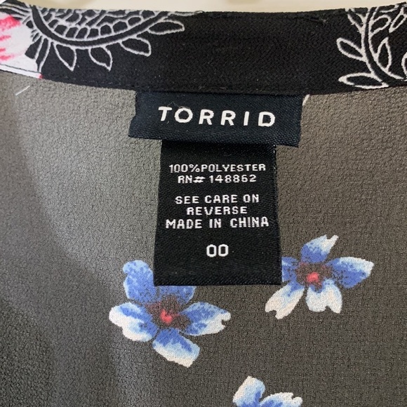 Torrid 00 (US 10) Paisley Print Chiffon Button Front Top. - Picture 3 of 10